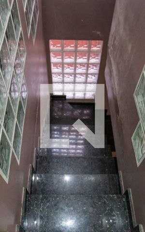 Casa à venda com 252m², 3 quartos e 3 vagasEscada
