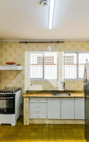 Casa à venda com 225m², 4 quartos e 2 vagas Casa à venda com 225m², 4 quartos e 2 vagasCozinha