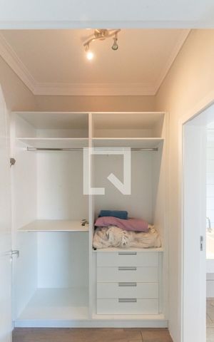Casa à venda com 638m², 5 quartos e 4 vagas Casa à venda com 638m², 5 quartos e 4 vagasCloset da Suíte 2
