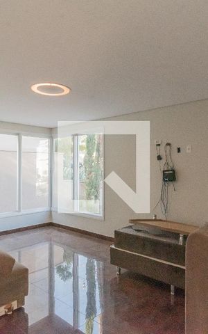 Casa à venda com 638m², 5 quartos e 4 vagas Casa à venda com 638m², 5 quartos e 4 vagasSala de TV