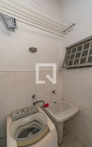 Casa à venda com 244m², 6 quartos e 4 vagas Casa à venda com 244m², 6 quartos e 4 vagasÁrea de Serviço