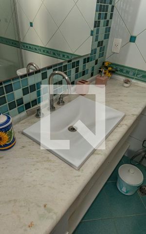 Casa à venda com 244m², 6 quartos e 4 vagas Casa à venda com 244m², 6 quartos e 4 vagasDetalhe Banheiro da Suíte 1