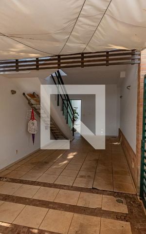 Casa à venda com 244m², 6 quartos e 4 vagas Casa à venda com 244m², 6 quartos e 4 vagasGaragem