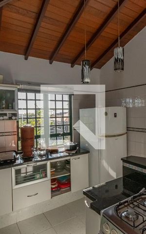 Casa à venda com 244m², 6 quartos e 4 vagas Casa à venda com 244m², 6 quartos e 4 vagasCozinha