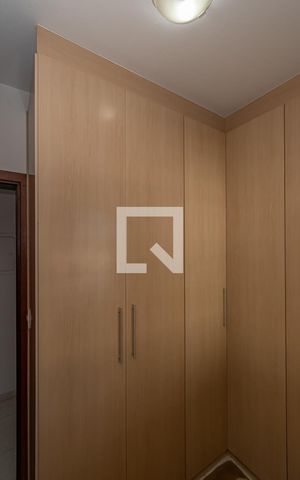 Casa à venda com 244m², 6 quartos e 4 vagas Casa à venda com 244m², 6 quartos e 4 vagasCloset