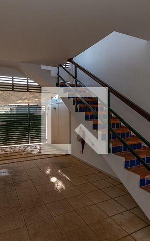 Casa à venda com 244m², 6 quartos e 4 vagas Casa à venda com 244m², 6 quartos e 4 vagasGaragem