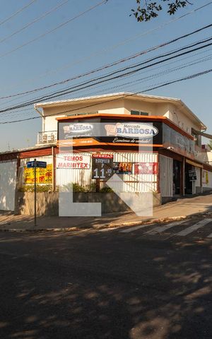 Casa à venda com 267m², 3 quartos e 1 vaga Casa à venda com 267m², 3 quartos e 1 vagaFachada