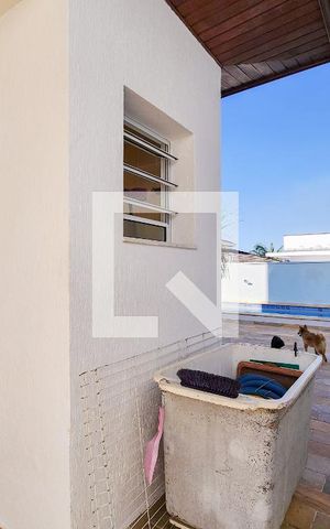Casa de condomínio para alugar com 316m², 3 quartos e 6 vagas Casa de condomínio para alugar com 316m², 3 quartos e 6 vagasBanheiro de serviço