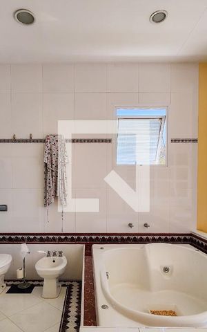 Casa de condomínio para alugar com 316m², 3 quartos e 6 vagas Casa de condomínio para alugar com 316m², 3 quartos e 6 vagasBanheiro da Suíte