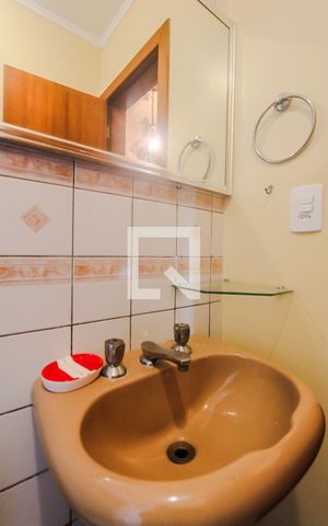 Casa de condomínio à venda com 130m², 3 quartos e 2 vagas Casa de condomínio à venda com 130m², 3 quartos e 2 vagasBanheiro social