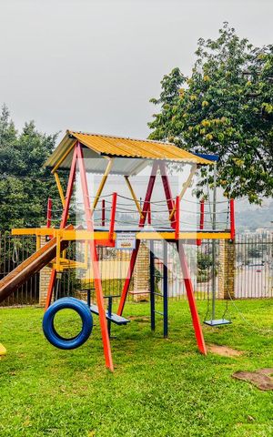 Casa de condomínio à venda com 130m², 3 quartos e 2 vagas Casa de condomínio à venda com 130m², 3 quartos e 2 vagasÁrea comum - Playground