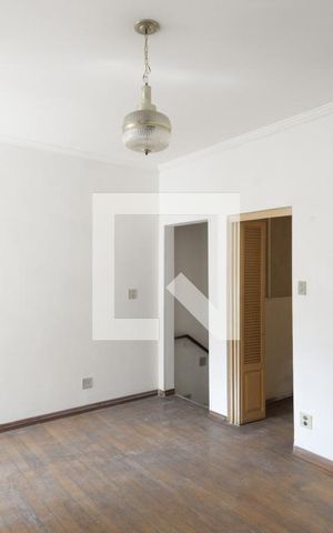 Casa à venda com 244m², 4 quartos e 3 vagasSala