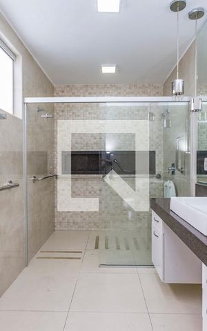Casa à venda com 285m², 4 quartos e 2 vagas Casa à venda com 285m², 4 quartos e 2 vagasBanheiro da Suíte