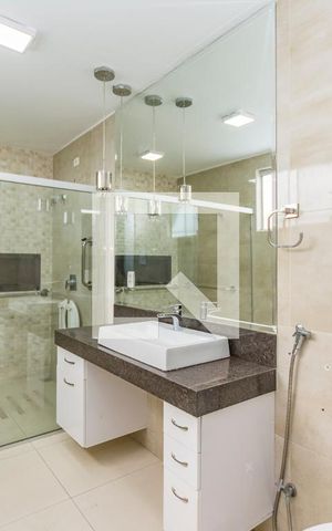 Casa à venda com 285m², 4 quartos e 2 vagas Casa à venda com 285m², 4 quartos e 2 vagasBanheiro da Suíte