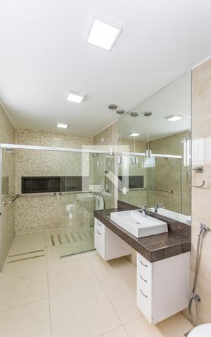 Casa à venda com 285m², 4 quartos e 2 vagas Casa à venda com 285m², 4 quartos e 2 vagasBanheiro da Suíte