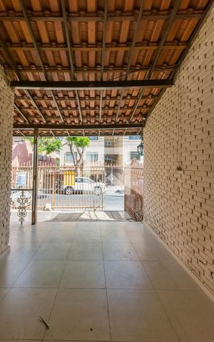 Casa à venda com 285m², 4 quartos e 2 vagas Casa à venda com 285m², 4 quartos e 2 vagasGaragem