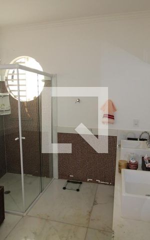Casa à venda com 250m², 4 quartos e 4 vagasQuarto 1 - Banheiro