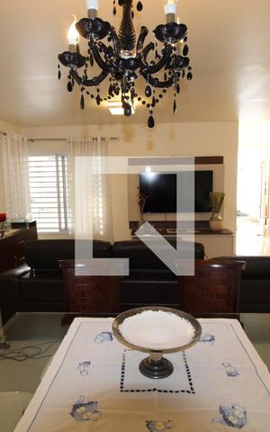 Casa à venda com 250m², 4 quartos e 4 vagasSala