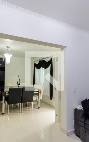 Casa à venda com 172m², 3 quartos e 2 vagas Casa à venda com 172m², 3 quartos e 2 vagasSala