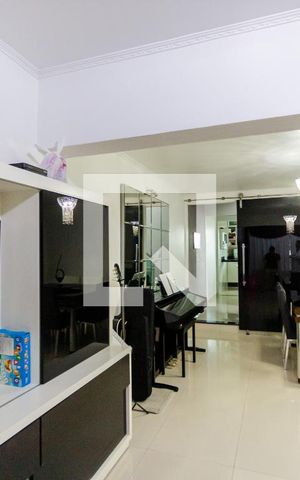 Casa à venda com 172m², 3 quartos e 2 vagas Casa à venda com 172m², 3 quartos e 2 vagasSala