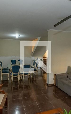 Casa à venda com 293m², 4 quartos e 3 vagas Casa à venda com 293m², 4 quartos e 3 vagasSala de Estar/Jantar