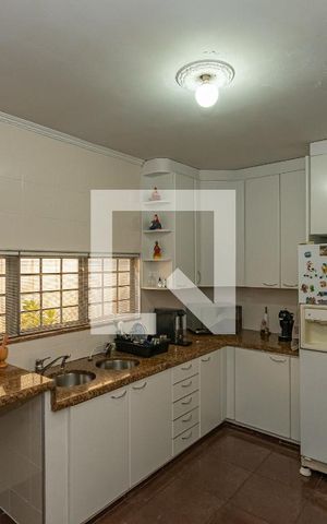 Casa à venda com 293m², 4 quartos e 3 vagas Casa à venda com 293m², 4 quartos e 3 vagasCozinha