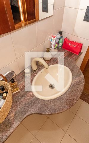 Casa à venda com 293m², 4 quartos e 3 vagas Casa à venda com 293m², 4 quartos e 3 vagasDetalhe Banheiro