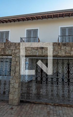 Casa à venda com 293m², 4 quartos e 3 vagas Casa à venda com 293m², 4 quartos e 3 vagasFachada