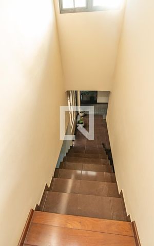 Casa à venda com 293m², 4 quartos e 3 vagas Casa à venda com 293m², 4 quartos e 3 vagasEscadas