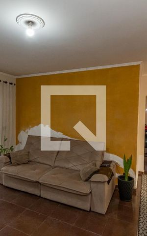 Casa à venda com 293m², 4 quartos e 3 vagas Casa à venda com 293m², 4 quartos e 3 vagasSala de TV
