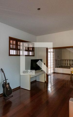 Casa à venda com 365m², 5 quartos e 6 vagas Casa à venda com 365m², 5 quartos e 6 vagasSala