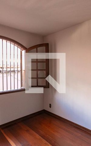 Casa à venda com 365m², 5 quartos e 6 vagas Casa à venda com 365m², 5 quartos e 6 vagasQuarto