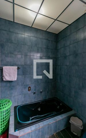 Casa à venda com 365m², 5 quartos e 6 vagas Casa à venda com 365m², 5 quartos e 6 vagasBanheiro Quarto