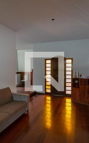Casa à venda com 365m², 5 quartos e 6 vagas Casa à venda com 365m², 5 quartos e 6 vagasSala
