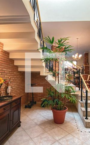 Casa à venda com 400m², 3 quartos e 5 vagasEscada