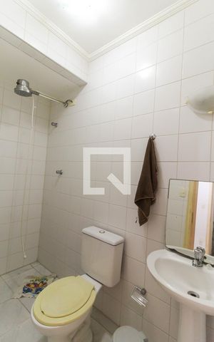 Casa de condomínio à venda com 135m², 4 quartos e 4 vagas Casa de condomínio à venda com 135m², 4 quartos e 4 vagasBanheiro De Serviço