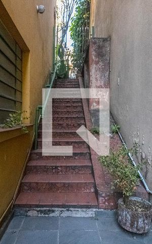 Casa à venda com 250m², 5 quartos e 2 vagas Casa à venda com 250m², 5 quartos e 2 vagascorredor para piscina