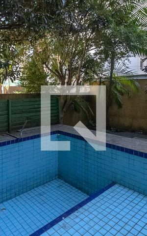 Casa à venda com 250m², 5 quartos e 2 vagas Casa à venda com 250m², 5 quartos e 2 vagaspiscina