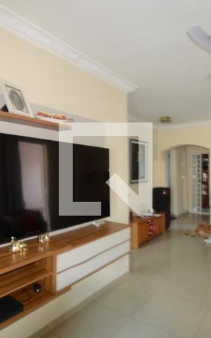 Casa à venda com 230m², 4 quartos e 2 vagasSala