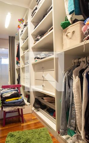 Apartamento à venda com 200m², 4 quartos e 4 vagas Apartamento à venda com 200m², 4 quartos e 4 vagasCloset da suíte 2