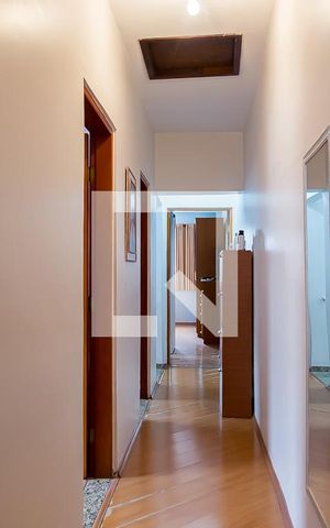 Casa à venda com 160m², 3 quartos e 4 vagas Casa à venda com 160m², 3 quartos e 4 vagasCorredor