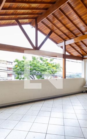 Casa à venda com 240m², 3 quartos e 2 vagas Casa à venda com 240m², 3 quartos e 2 vagasVaranda