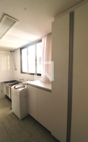 Apartamento para alugar com 242m², 4 quartos e 3 vagas Apartamento para alugar com 242m², 4 quartos e 3 vagasÁrea de Serviço