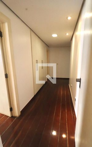 Apartamento para alugar com 242m², 4 quartos e 3 vagas Apartamento para alugar com 242m², 4 quartos e 3 vagasCorredor