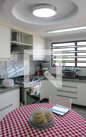 Casa à venda com 250m², 3 quartos e 3 vagas Casa à venda com 250m², 3 quartos e 3 vagasCozinha