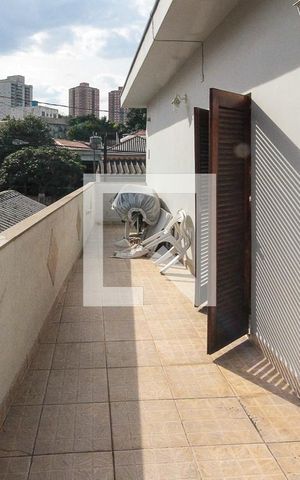 Casa à venda com 250m², 3 quartos e 3 vagas Casa à venda com 250m², 3 quartos e 3 vagasVaranda