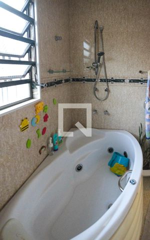 Casa à venda com 250m², 3 quartos e 3 vagas Casa à venda com 250m², 3 quartos e 3 vagasSuíte Banheiro