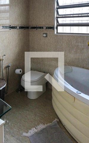Casa à venda com 250m², 3 quartos e 3 vagas Casa à venda com 250m², 3 quartos e 3 vagasSuíte Banheiro