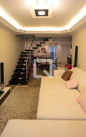 Casa à venda com 250m², 3 quartos e 3 vagas Casa à venda com 250m², 3 quartos e 3 vagasSala
