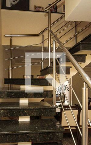 Casa à venda com 250m², 3 quartos e 3 vagas Casa à venda com 250m², 3 quartos e 3 vagasEscada